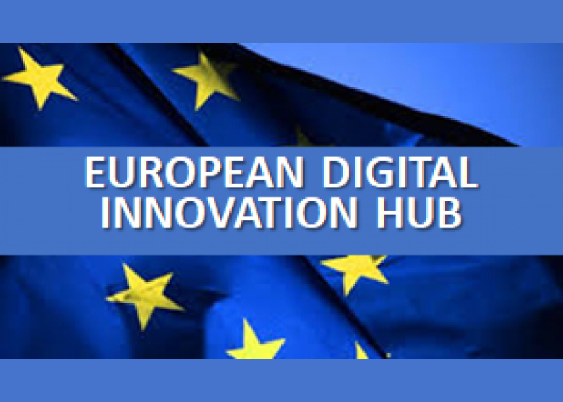 Scritta “European Digital Innovation Hub” su sfondo con bandiera europea.