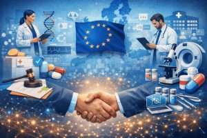 Stretta di mano con bandiera europea sullo sfondo. Elementi sanitari e medici attorno (medici, farmaci, microscopio).