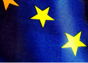 Immagine della bandiera dell’Unione Europea con stelle gialle su sfondo blu.