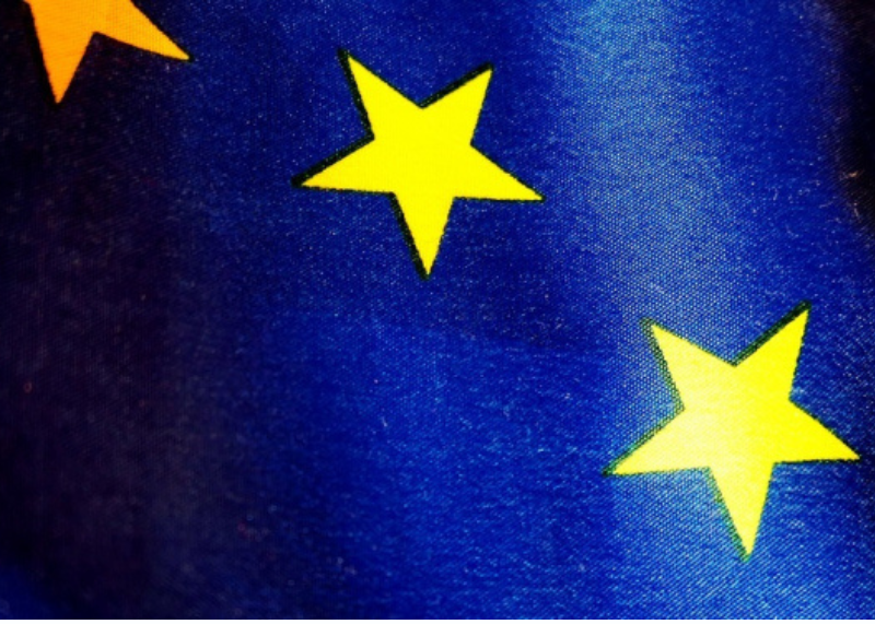 Immagine della bandiera dell’Unione Europea con stelle gialle su sfondo blu.