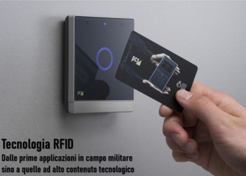 Immagine tessera RFID avvicinata a un lettore elettronico con scritta “Tecnologia RFID”.