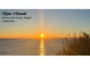 Immagine di un tramonto sul mare con scritta “Igino Mazzola – oltre un secolo di mare, famiglia e innovazione”.