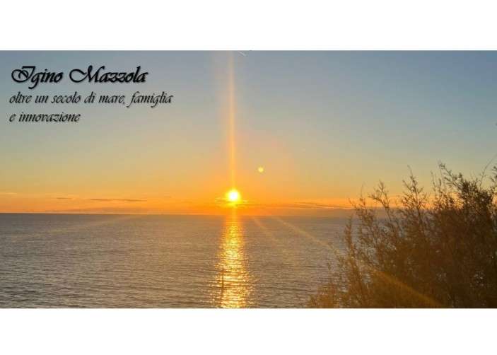 Immagine di un tramonto sul mare con scritta “Igino Mazzola – oltre un secolo di mare, famiglia e innovazione”.