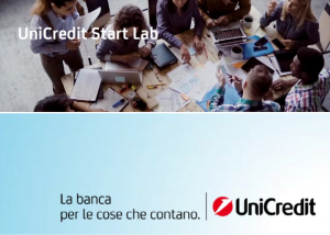 Immagine promozionale “UniCredit Start Lab” con gruppo di lavoro attorno a un tavolo e logo bancario.