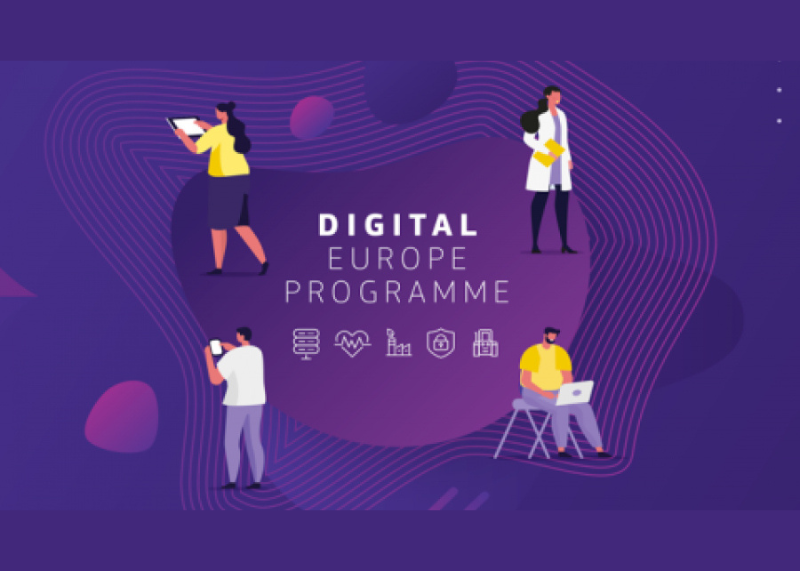 Grafica viola con persone stilizzate che usano dispositivi. Testo “Digital Europe Programme”.