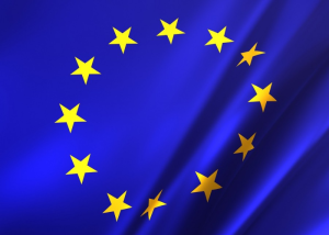 Bandiera dell’Unione Europea con stelle gialle su sfondo blu.