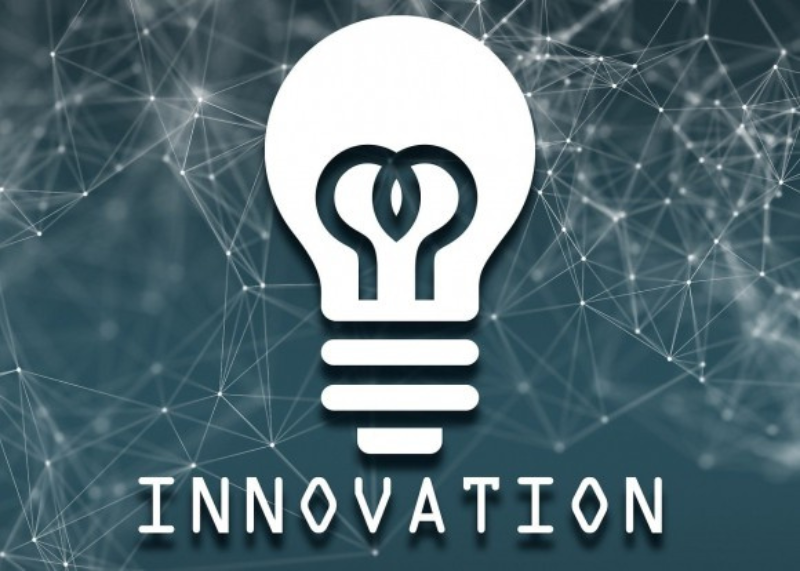 Immagine decorativa con icona di una lampadina e la scritta “Innovation” su sfondo digitale.
