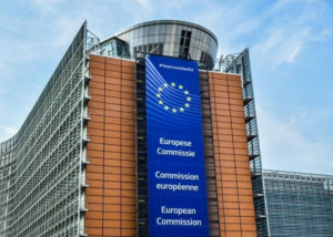 Edificio della Commissione Europea con grande banner dell’Unione Europea.