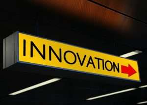 Insegna gialla con la scritta “Innovation” e una freccia rossa verso destra.
