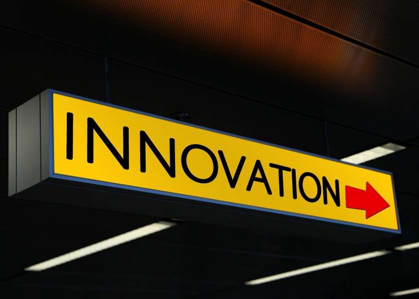Insegna gialla con la scritta “Innovation” e una freccia rossa verso destra.