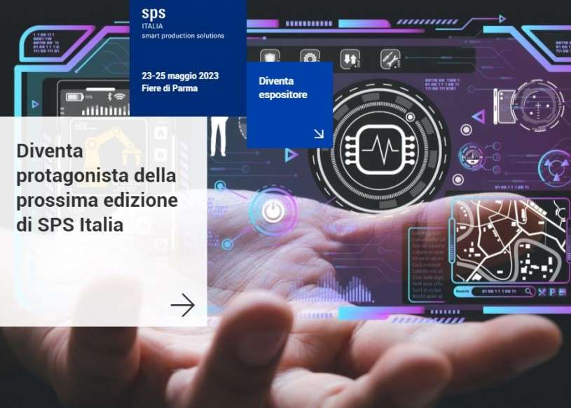 Grafica promozionale della fiera SPS Italia (23–25 maggio 2023, Parma) che invita a diventare espositori, con mano che sostiene icone digitali e tecnologiche.