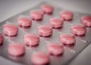 Confezione di pillole in blister farmaceutico.