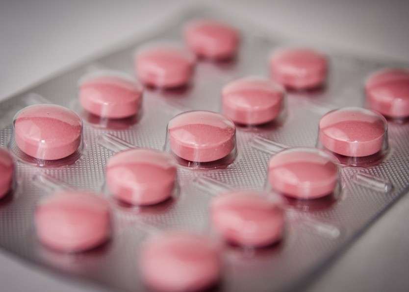 Confezione di pillole in blister farmaceutico.