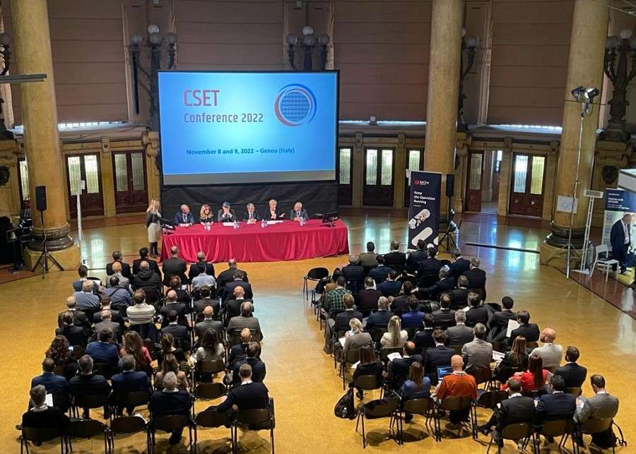 Sala conferenze con pubblico e relatori durante la conferenza CSET 2022 dedicata alla sicurezza tecnologica.